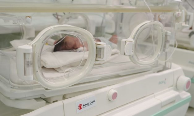 ANCHETĂ: Doar 60% dintre posturile de medici neonatologi sunt ocupate, una din nouă nașteri e prin cezariană, 7% din nașteri provin de la mame minore