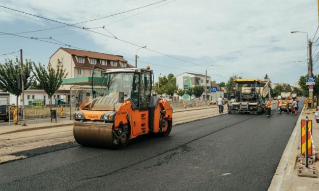 Continuă refacerea infrastructurii carosabilului pe bulevardul Liviu Rebreanu