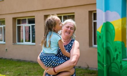 Salvați Copiii România: Doar unul din trei copii cu părinți plecați la muncă în străinătate își revede familia în această vară