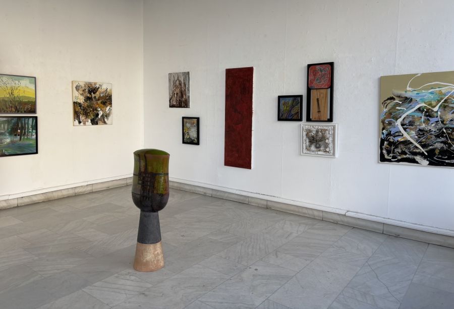 Iubitorii artelor vizuale sunt invitați la expoziția colectivă ,,ABORDĂRI CREATIVE’’