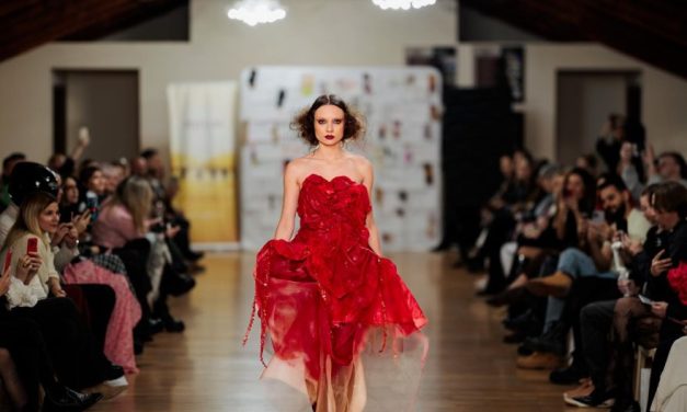 Un brand timișorean de modă a sărbătorit 10 ani de creație printr-o colecție aniversară sustenabilă, lansată la Sala Vieneză din Timișoara