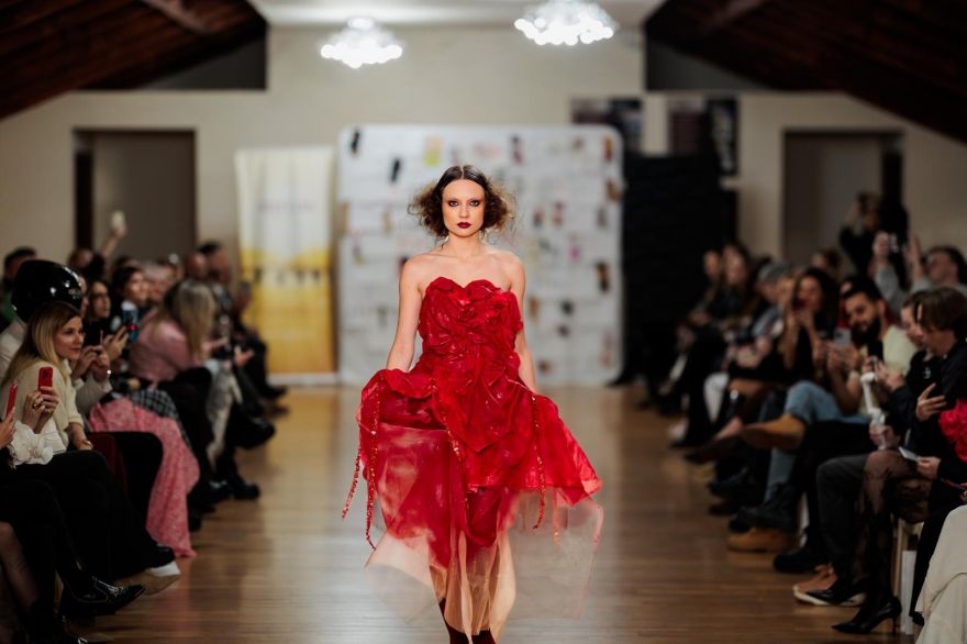 Un brand timișorean de modă a sărbătorit 10 ani de creație printr-o colecție aniversară sustenabilă, lansată la Sala Vieneză din Timișoara