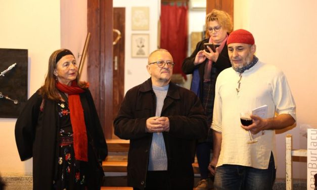 Galeria Brăteanu a găzduiește expoziția de pictură, obiect și sculptură ,,drapele migrante’’ a artistului vizual Ioan Burlacu