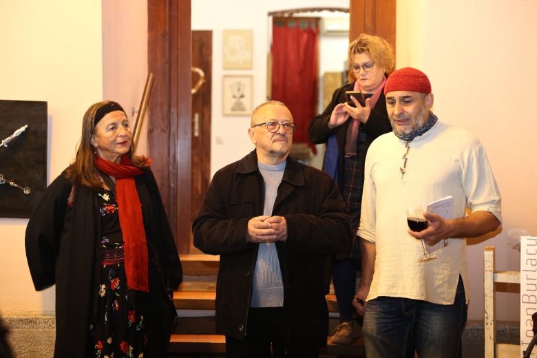 Galeria Brăteanu a găzduiește expoziția de pictură, obiect și sculptură ,,drapele migrante’’ a artistului vizual Ioan Burlacu