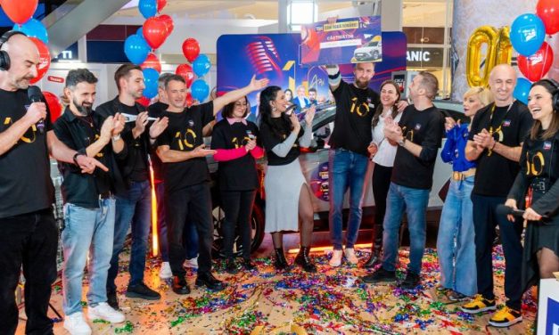 FOTO – Un ascultător norocos a câștigat o super mașină la aniversarea a 10 ani de Digi FM