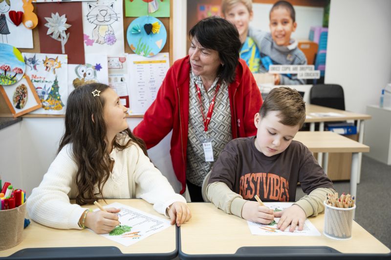 Patru ani de război în Ucraina: Salvați Copiii România derulează campania „Căldură pentru Ucraina”