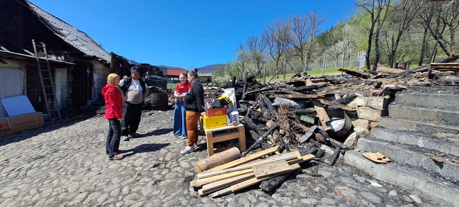 Salvați Copiii România, acțiuni de intervenție umanitară la Soveja – Mai multe familii și-au pierdut casele în incendiu