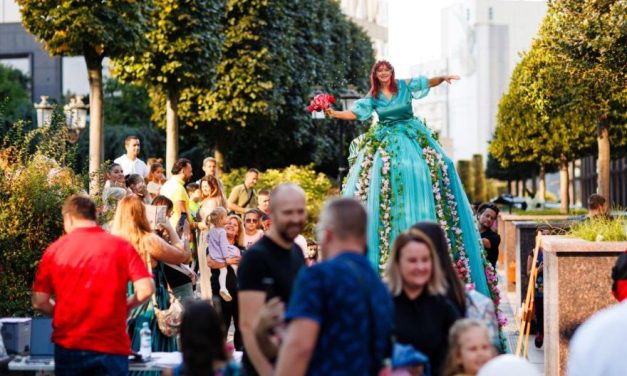 Weekend magic în Timișoara: marionete gigant, mimi, statui vivante și ateliere pentru copii la Check Art Festival