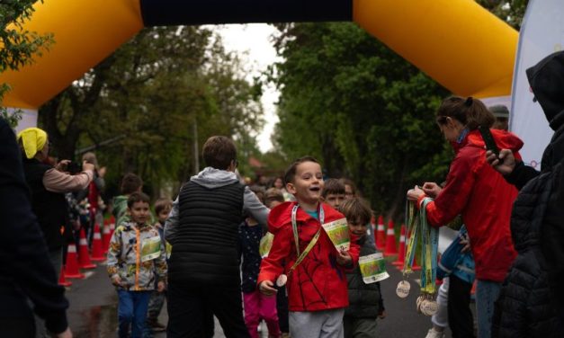 300 de copii din Ciarda Roșie au alergat în ploaie pentru a salva terenul de sport al cartierului