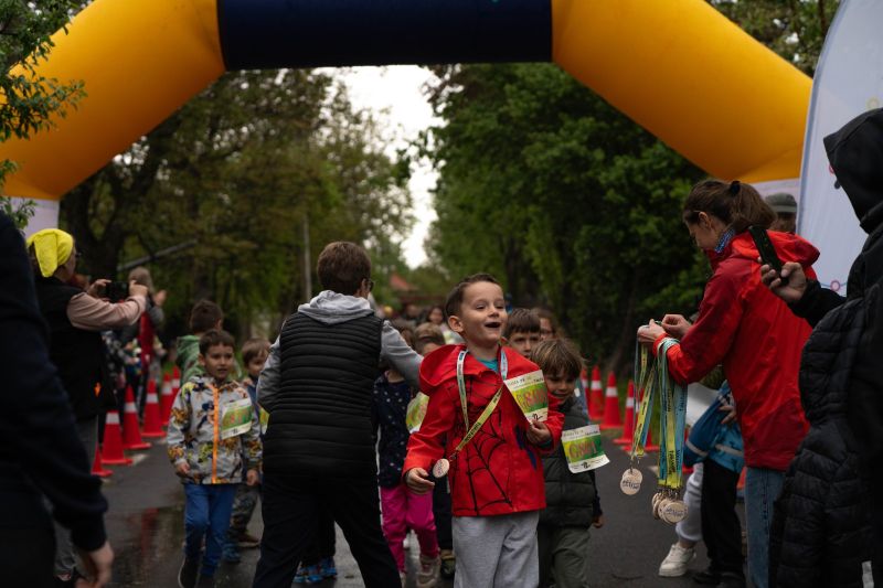 300 de copii din Ciarda Roșie au alergat în ploaie pentru a salva terenul de sport al cartierului