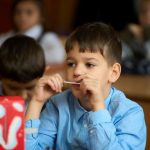 Aproape jumătate dintre părinții care muncesc în străinătate nu pot petrece sărbătorile pascale în țară