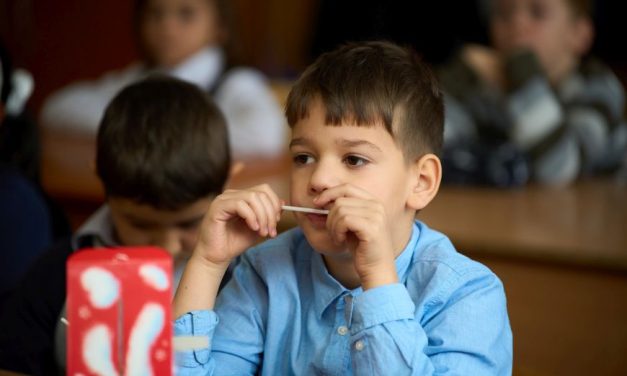 Aproape jumătate dintre părinții care muncesc în străinătate nu pot petrece sărbătorile pascale în țară