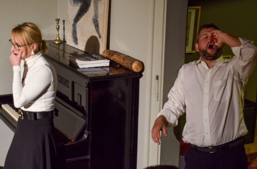 Când arta întâlnește comedia acidă: Asociația Punct și Virgulă te invită la teatru într-un spațiu de poveste