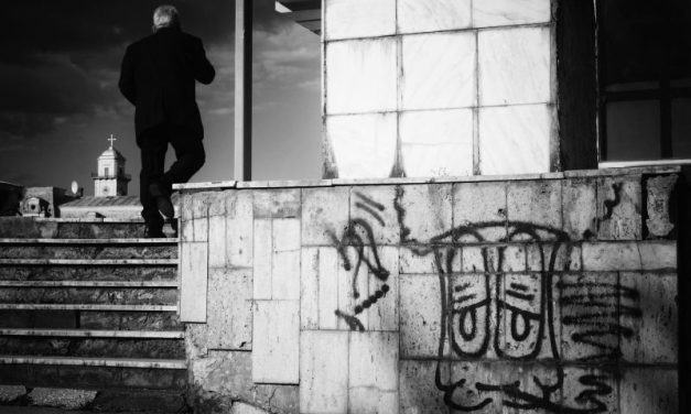 Gabriel Brezeanu aduce fotografia de stradă în prim-plan prin expoziția „Ancorat în povestea stradală”
