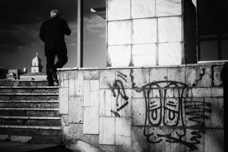 Gabriel Brezeanu aduce fotografia de stradă în prim-plan prin expoziția „Ancorat în povestea stradală”