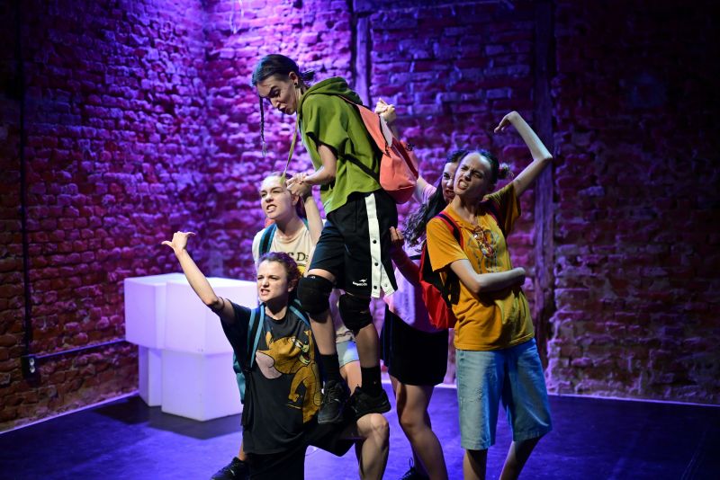 Teatrul Basca prezintă basmul urban contemporan ”Lilu glugă verde” în patru cartiere din Timișoara